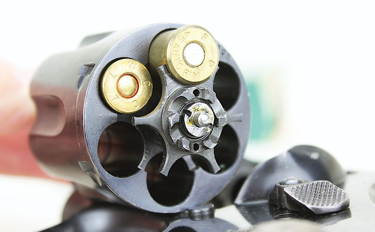 Though the 45 ACP can be fired in the Modelo 1937 without half-moon clips, the clips are needed for rapid reloading and to engage the extractor, as it cannot reach the 45 ACP rim.